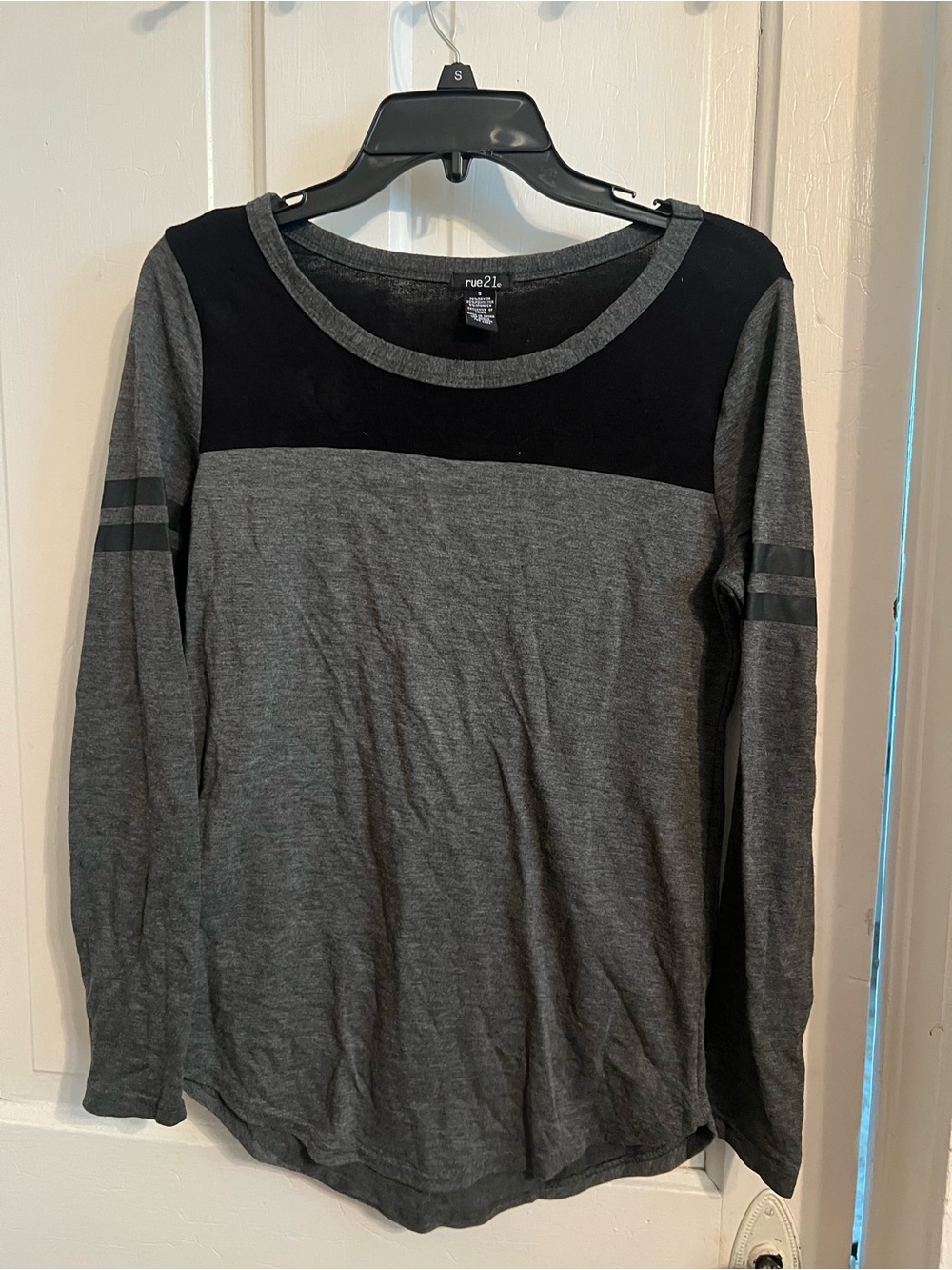 Rue21 Gray and Black Crew Neck Long Sleeve Sweater